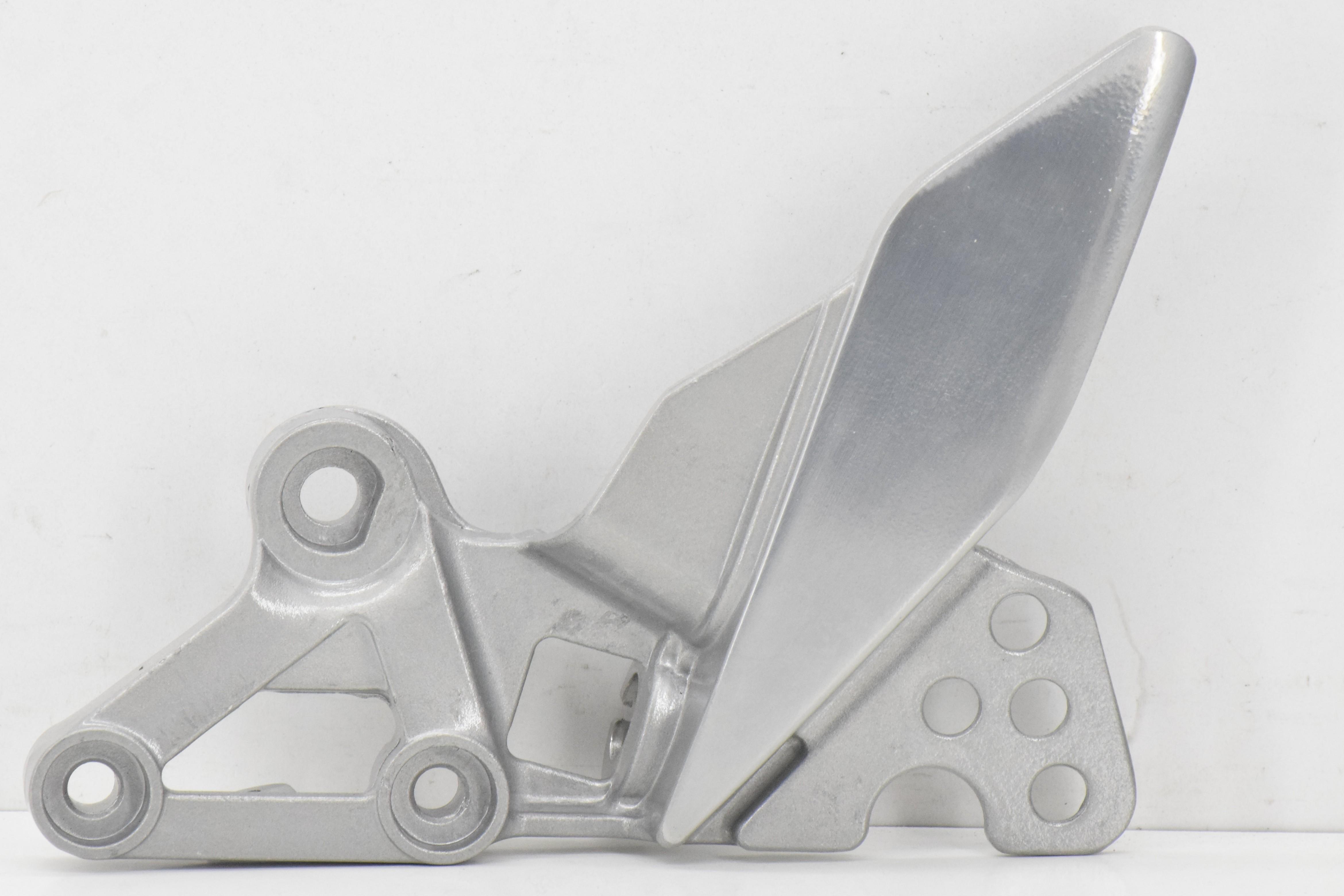 Supporto Pedana Destro Poggiapiedi Pilota Yamaha FZR 750R yamaha supporto pedana destro poggiapiedi pilota yamaha fzr 750r 2gh274430000 - foto 1