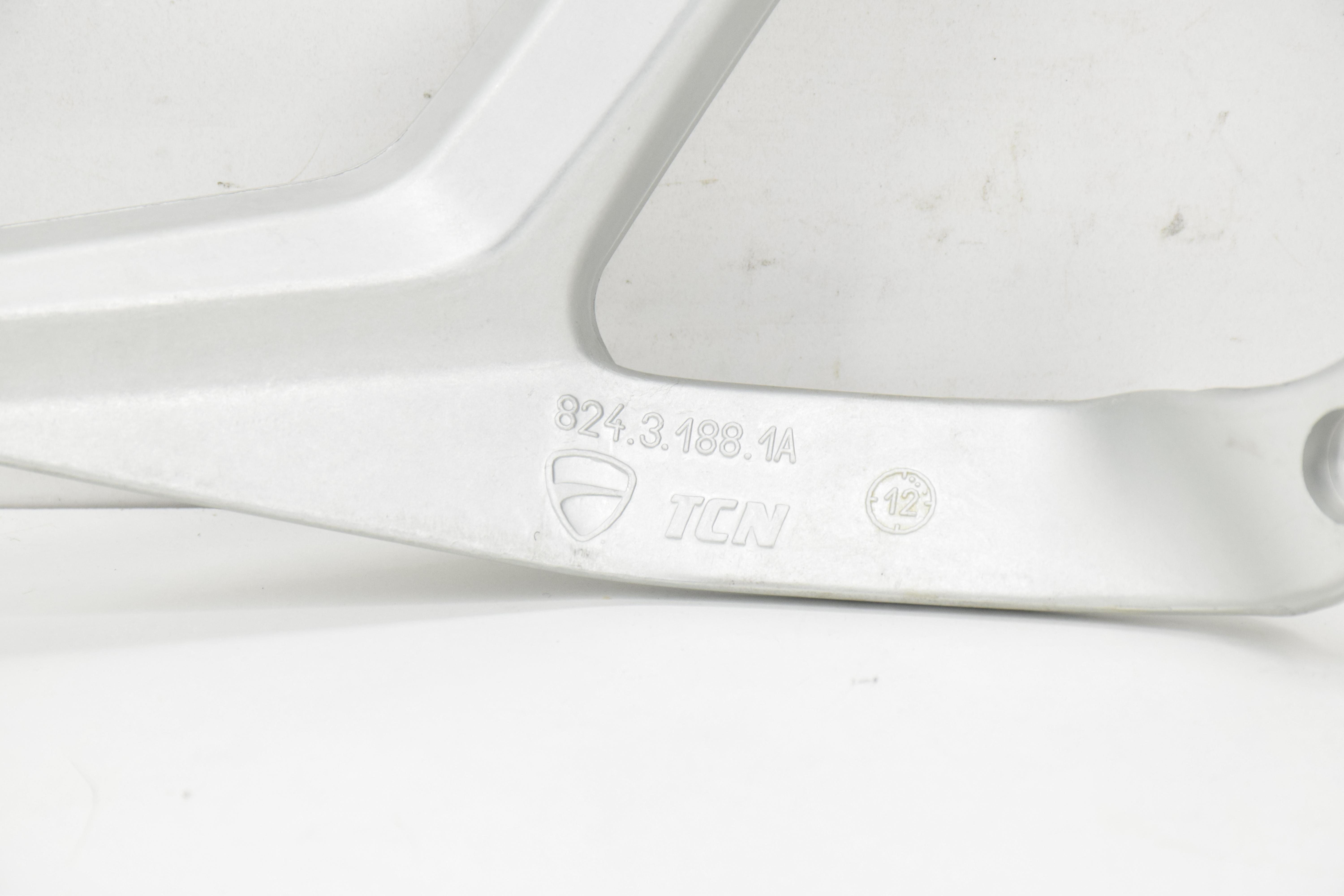 ducati supporto pedana posteriore sinistro ducati panigale 899 82431881a - foto 6